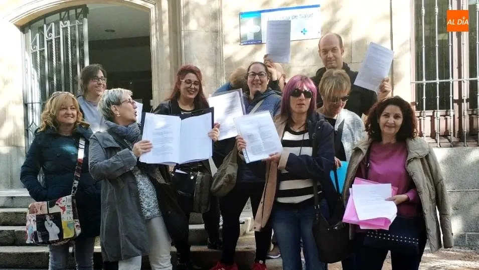 Opositores salmantinos han presentado este lunes el escrito para la impugnación del examen. Foto: Lydia González