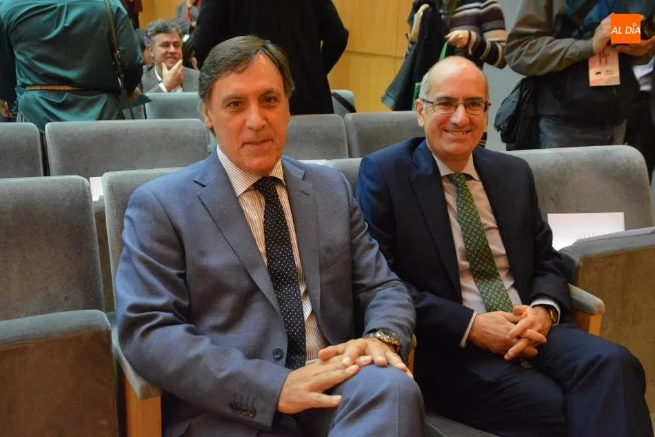 El alcalde de Salamanca, Carlos García Carbayo, acompañado del presidente de la Diputación Provincial, Javier Iglesias, en el II Foro Internacional del Ibérico. Foto de Lydia González
