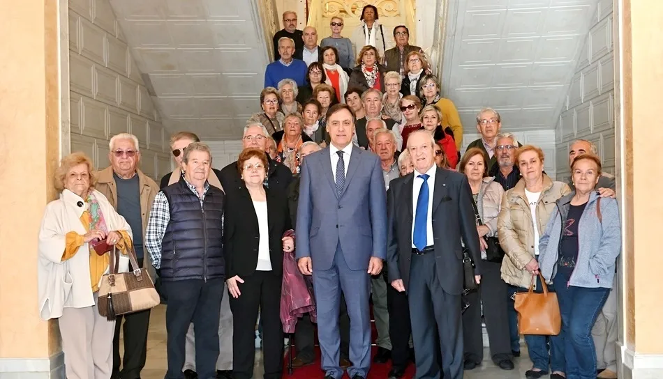 El alcalde de Salamanca, Carlos García Carbayo, junto a los integrantes de la Casa de Salamanca en Leganés y del Hogar del Pensionista de Soto del Real