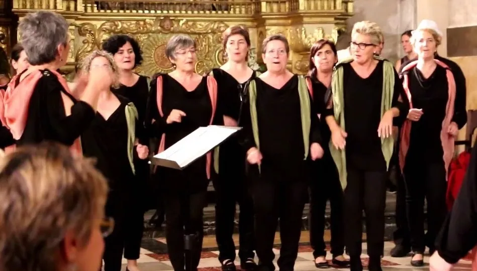 Integrantes de la coral Auzperri Abesbatza en un concierto anterior