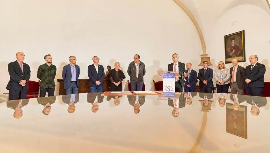 Este acuerdo será de aplicación al personal funcionario y laboral que presta servicios en la Universidad de Salamanca, tanto docente e investigador como de administración y servicio