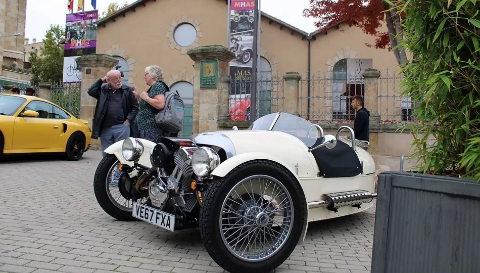 Espectaculares automóviles en la plaza del Mercado Viejo