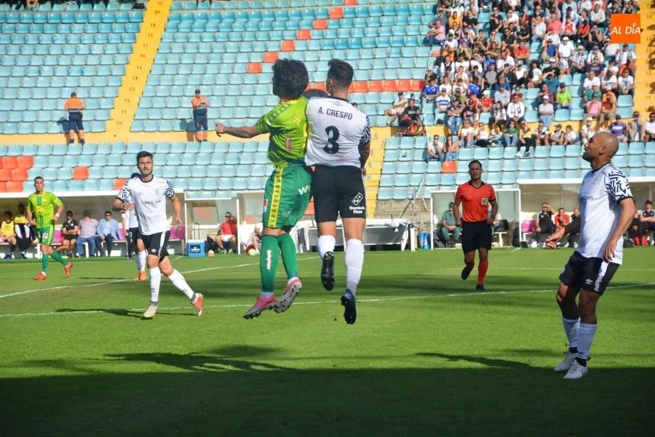 Adri Crespo lucha con Javi Navas por un balón aéreo