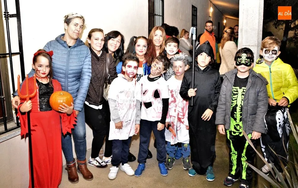 Los más pequeños se lo han divertido en al fiesta de Halloween de Castellanos de Moriscos. Foto: Ángel Merino