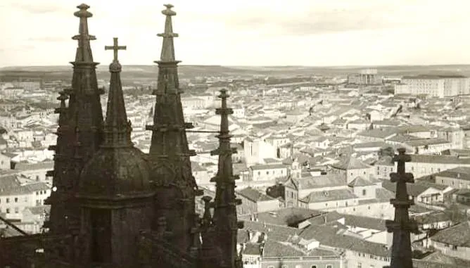 Los pináculos de la Catedral Nueva en los años 30
