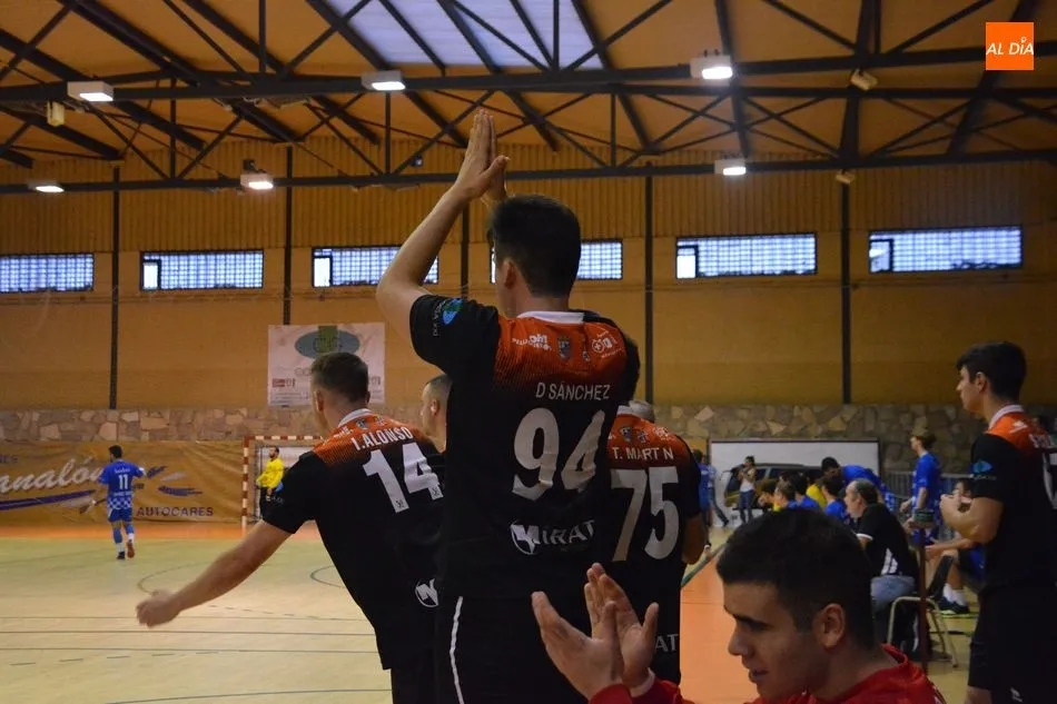 El banquillo del BM Salamanca celebra un gol