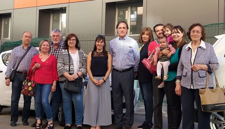 Miembros salmantinos de la Asociación Celíaca de Castilla y León junto al alcalde, Carlos García Carbayo