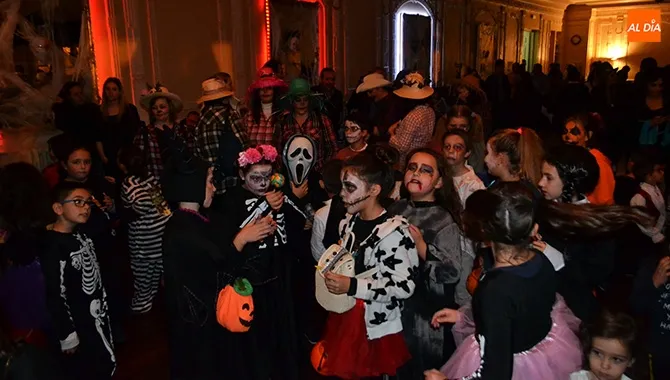 Grandes y pequeños participaban en la fiesta Halloween celebrada en el Centro Social