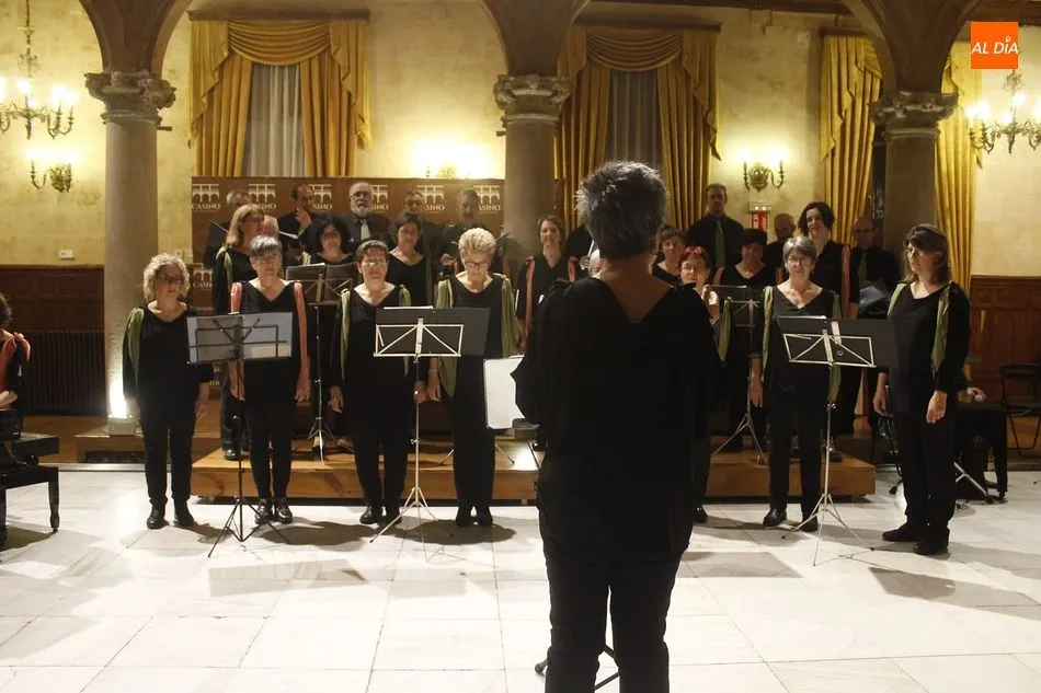 El Casino de Salamanca se llenó con la música de la agrupación navarra