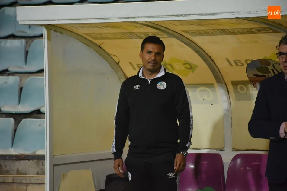 Rafa Dueñas, en el banquillo del Helmántico