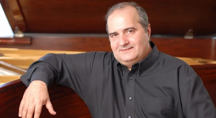 El conocido pianista cubano, Jorge Luis Prats, continúa el ciclo de solistas en el Teatro Liceo