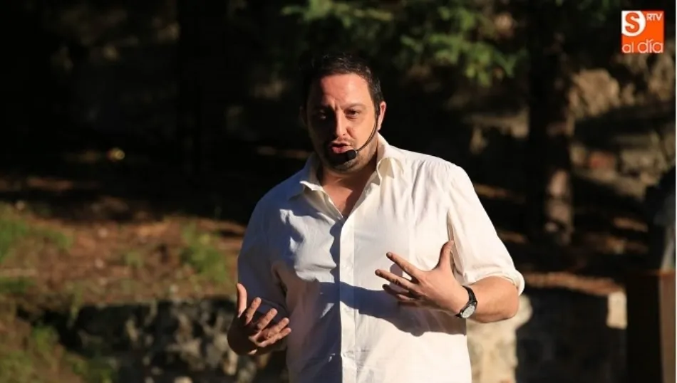 El curso será impartido por Roberto García Encinas, actor, director, dramaturgo y pedagogo teatral