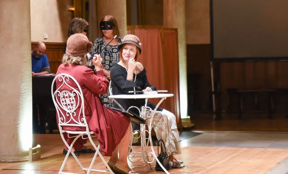 Un momento de la representación de Komo Teatro en el salón principal del Casino. Foto: Carmen Borrego