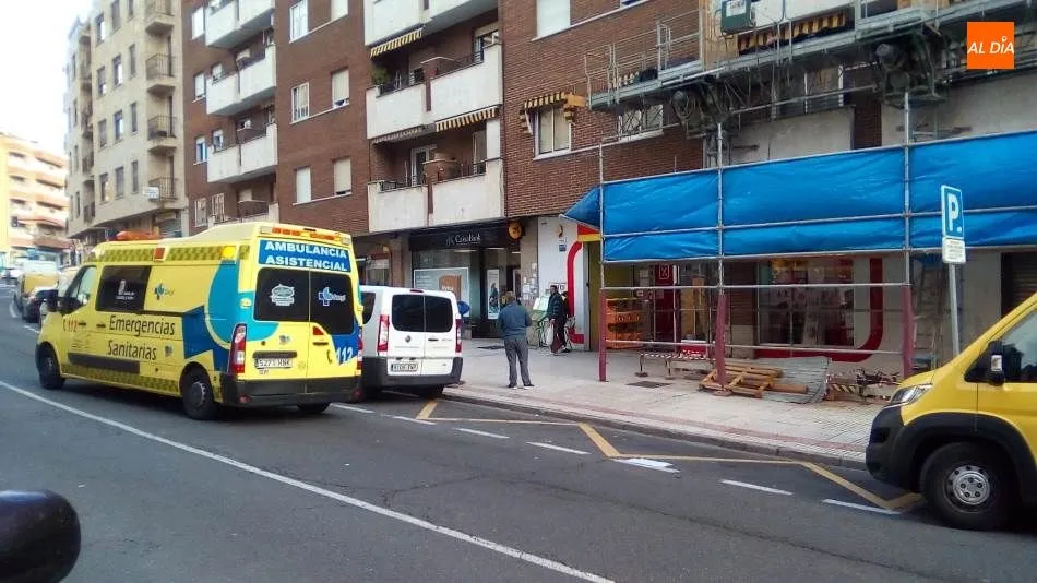 Evacuado en ambulancia tras marearse en un andamio en la Carretera de Ledesma