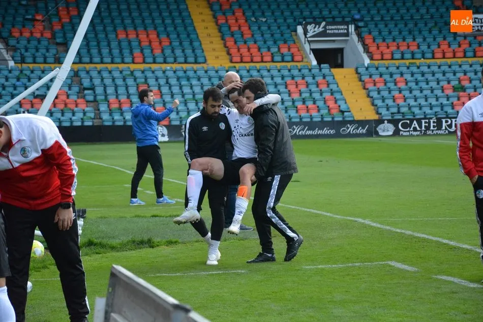 Mati sale del campo gracias a dos miembros del cuerpo técnico tras su lesión