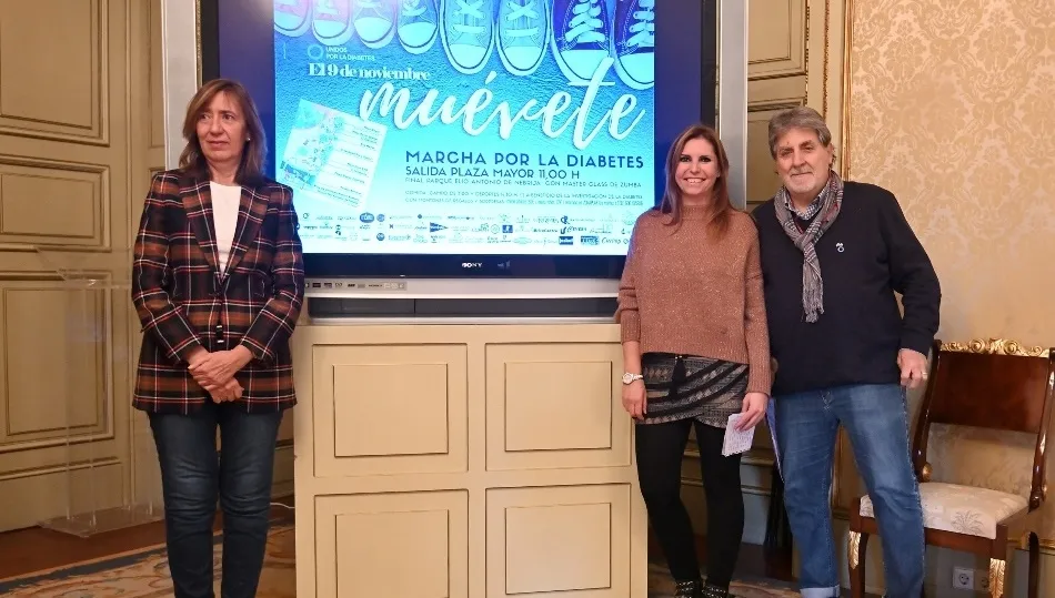 La concejala de Salud Pública, Mª José Fresnadillo, acompañada de Manuel Manjón, de la Asociación Diabetológica de Salamanca, y Laura García García