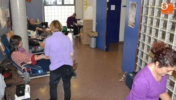 Varias personas donando