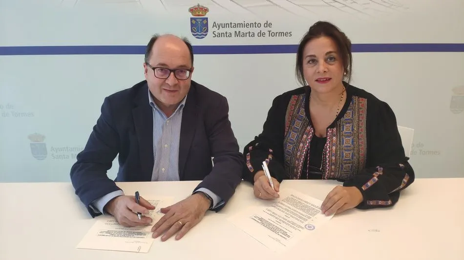 Manuel Muiños y Mari Cruz Gacho firman el convenio de colaboración