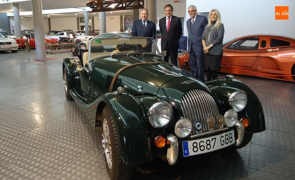 El alcalde de Salamanca, Carlos García Carbayo, en la presentación de este coche