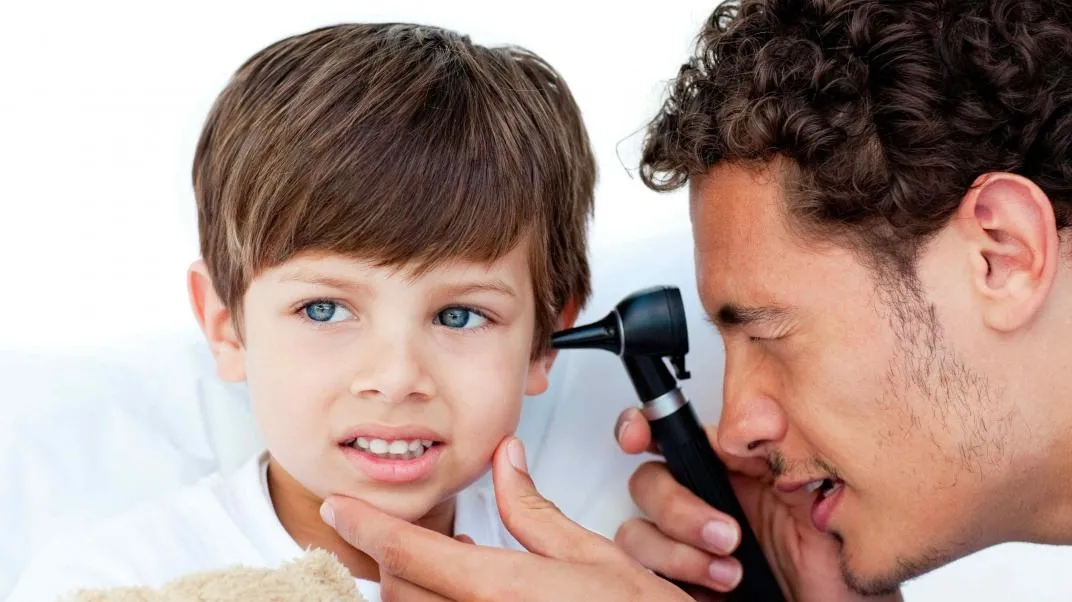 El doctor revisa a un médico