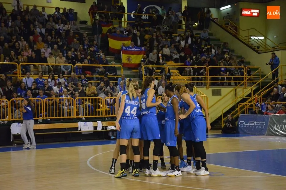 La plantilla del Avenida hace piña en el duelo frente al Uni Girona