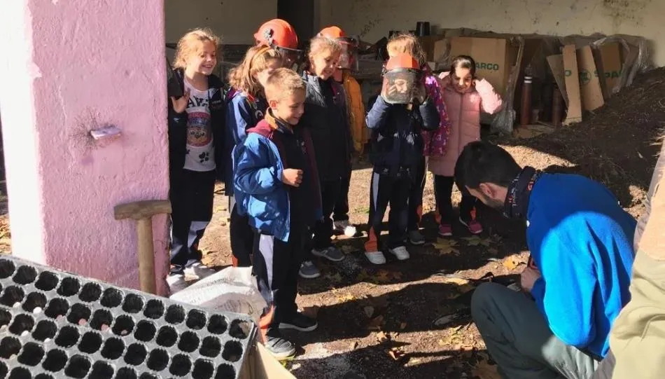 Los alumnos recorrieron las instalaciones y disfrutaron mucho con las aves que les enseñaron