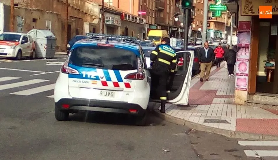 Patrulla de la Policía Local en la esquina de la carretera de Ledesma y la calle Cardenal Cisneros
