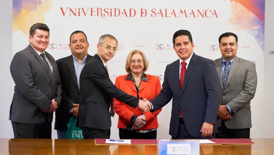 El rector de la Universidad de Salamanca (USAL), Ricardo Rivero, junto a la delegación ecuatoriana, con la que ha firmado un acuerdo