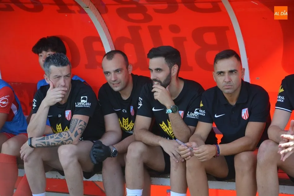 El cuerpo técnico del Santa Marta, en el banquillo