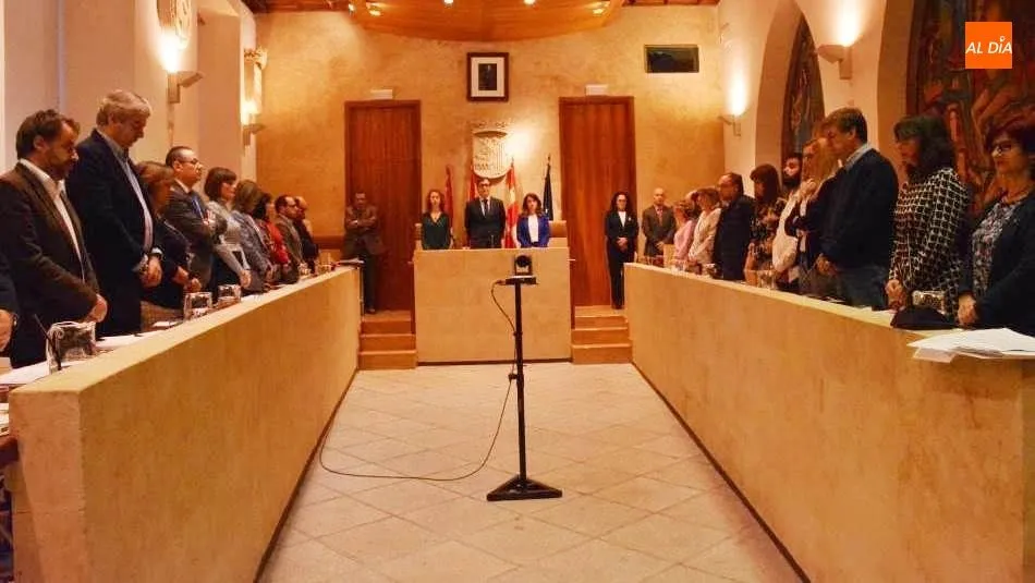 Minuto de silencio en el Ayuntamiento de Salamanca por la muerte del padre del portavoz socialista. Foto de Lydia González