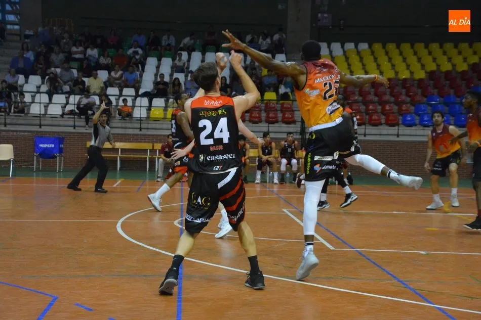 Un momento del derbi