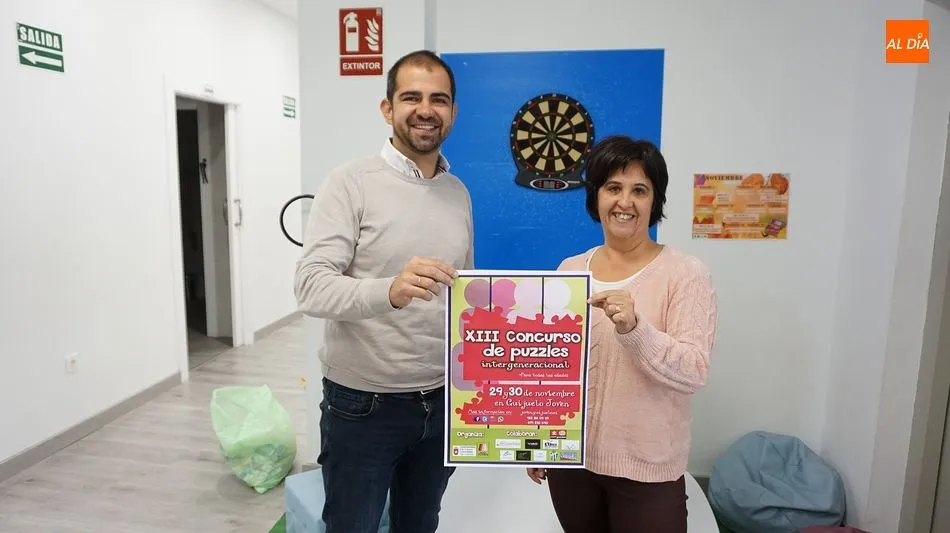 El concejal de Juventud, Carlos Arasa, y Ana Aveleira, técnico de Guijuelo Joven