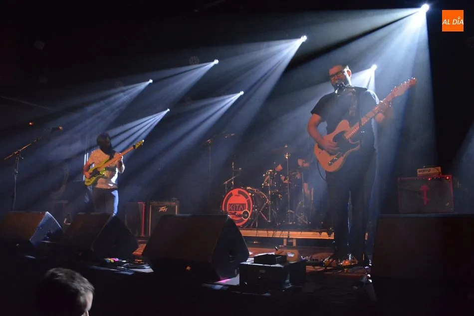 Aira, la banda punk, actuando al inicio del Cándala Festival en la Sala B del CAEM de Salamanca