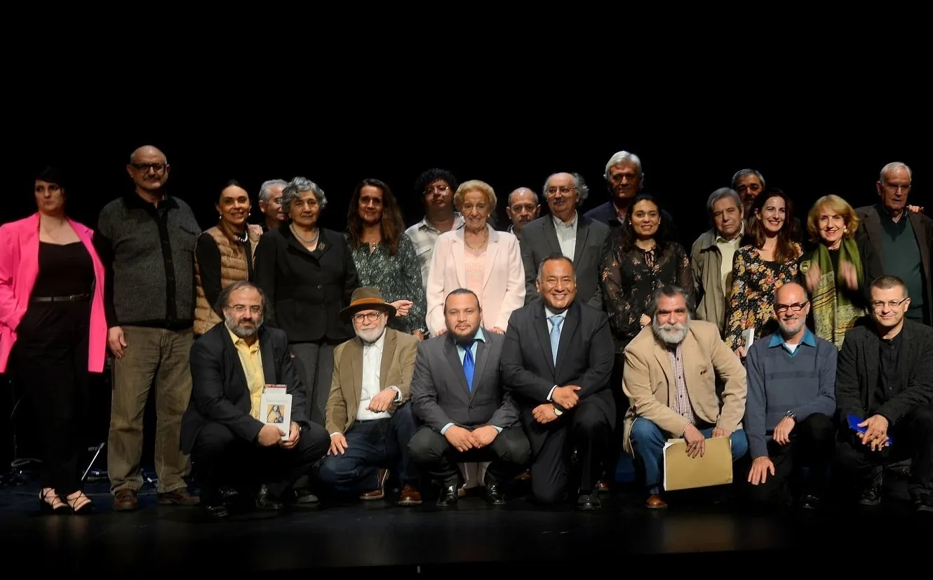 Grupo de poetas en el Teatro Liceo / Amador Martín