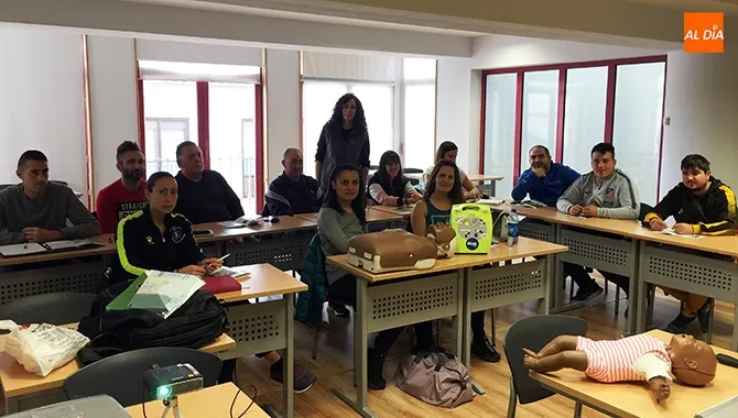 Monitores de clubes deportivos y de espacios municipales han conocido el correcto manejo del desfibrilador