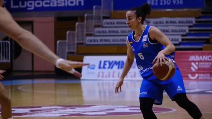 Silvia Domínguez sube el balón / TWITTER