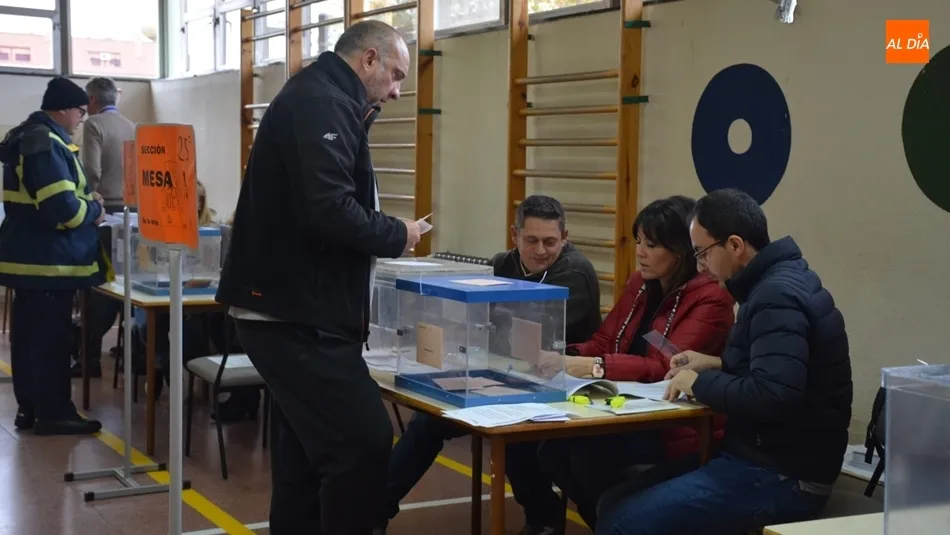 Mesa electoral en el Colegio Rodríguez Aniceto