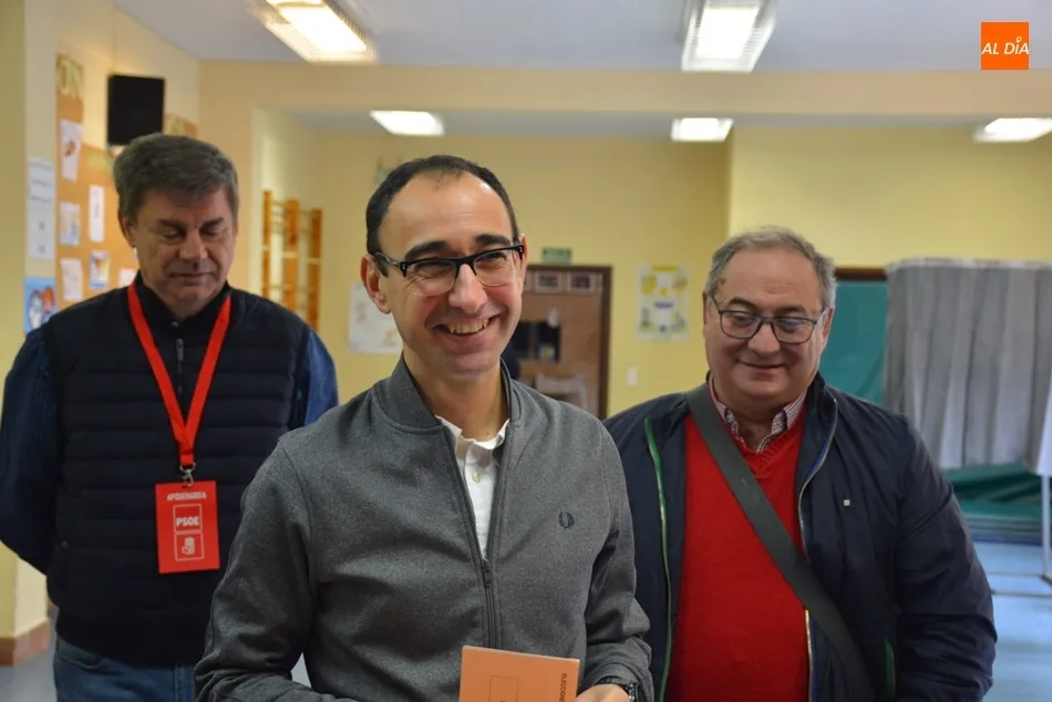 En primer término, el candidato del PSOE al Congreso por Salamanca, David Serrada. Fotos: Lydia González