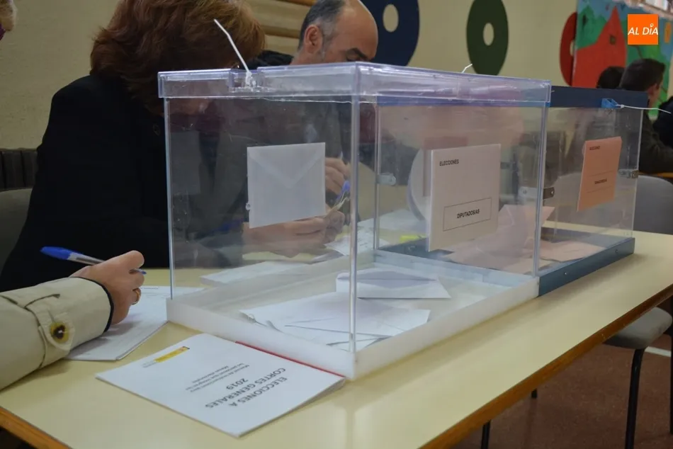 Urna de una mesa electoral en Salamanca. Foto: Lydia González
