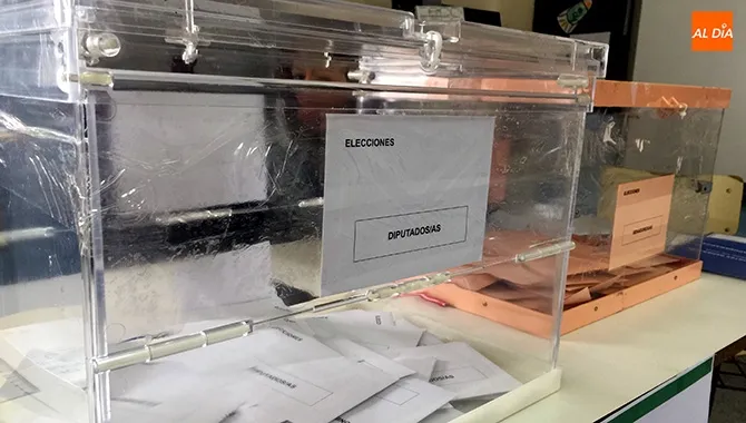 Normalidad en las ocho mesas electorales, registrando 377 votantes menos en la recta final del 10-N