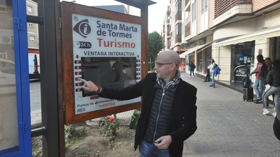 El concejal Juan Carlos Bueno muestra una de las pantallas digitales de la localidad