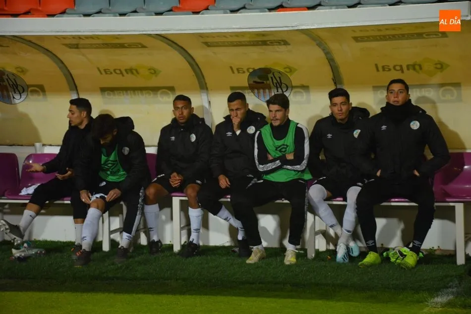 Los suplentes del Salamanca UDS, en el banquillo