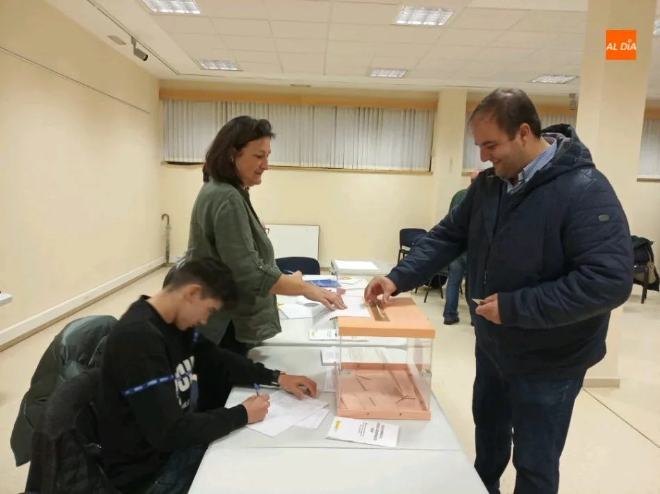 Votación en uno de los colegios electorales de Guijuelo