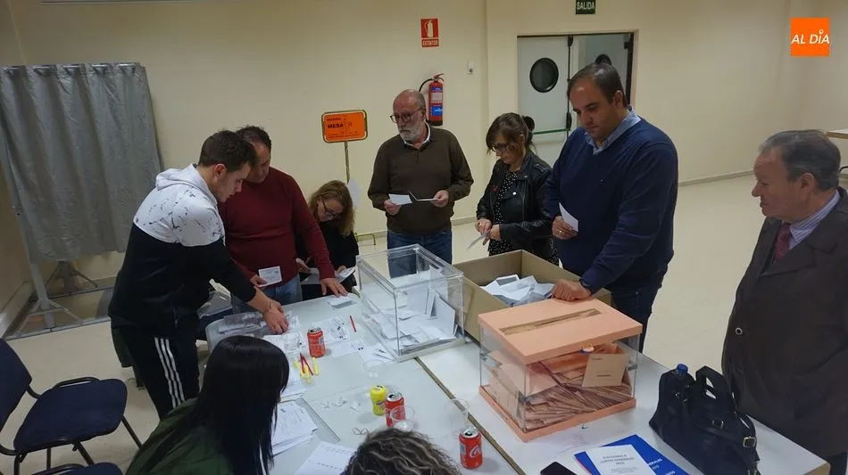 Recuento de votos en Guijuelo durante la noche del 10N