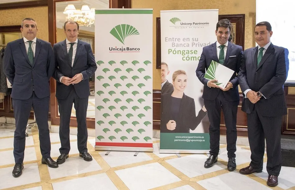 De izquierda a derecha: Miguel Ángel Paz, Alberto Gurrionero, Director de Zona Salamanca de Unicaja Banco; Manuel Rubio, Director Territorial de Unicaja Banco en Salamanca; y Pedro Martos, Director Comercial de Unicorp Patrimonio