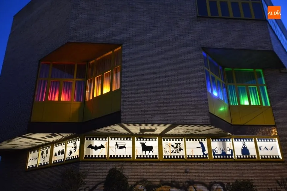 Fachada de la Escuela de Arte con un montaje artístico anterior. Foto: Lydia González (archivo)
