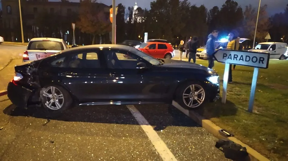 Dos heridos leves en una colisión en la rotonda del Arrabal