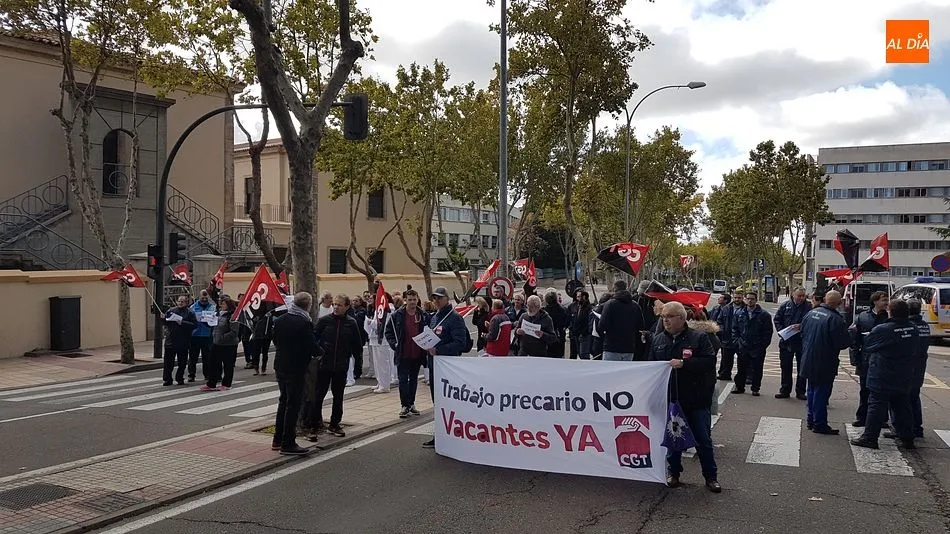 Los protestantes cortan el tráfico en el Paseo de San Vicente