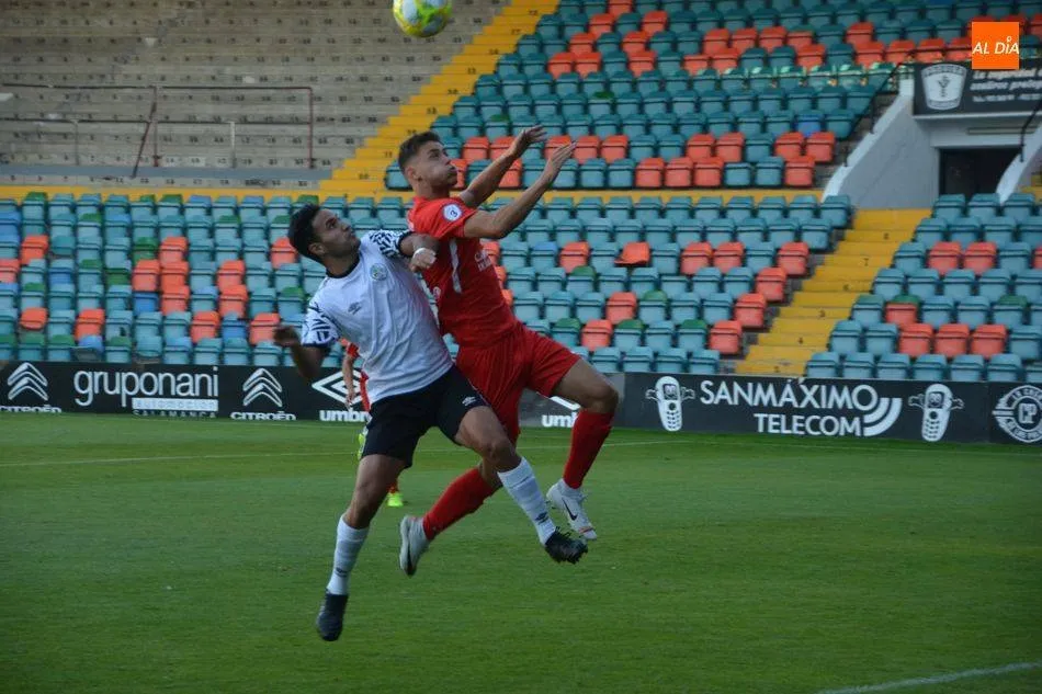 Una acción del derbi en el Helmántico