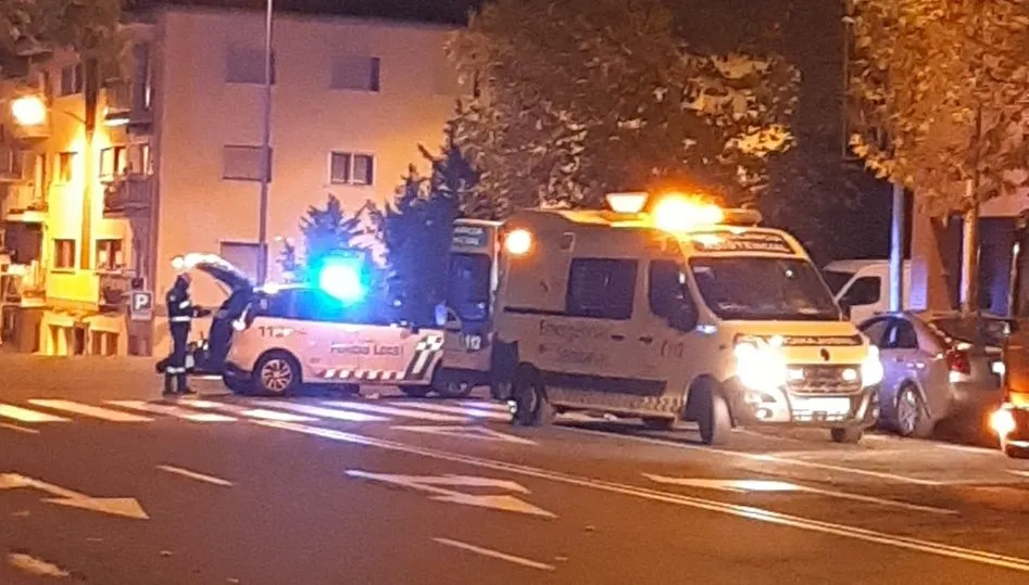 Policía Local y una ambulancia de Emergencias Sanitarias, en el lugar del accidente